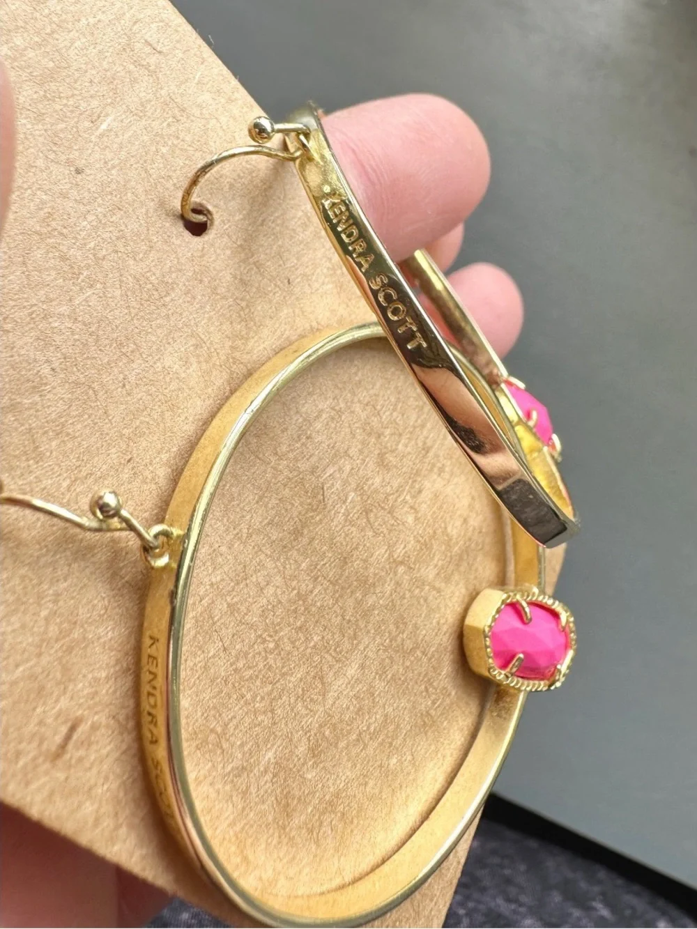 KENDRA SCOTT Elora Hoop Earrings in Gold & Magenta Pink